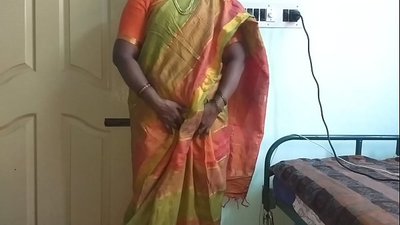Mjakazi wa desi wa India kuonyesha matiti yake ya asili kwa mwenye nyumba